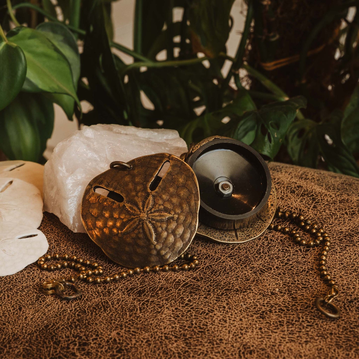 Bath and Basin Plug Décor